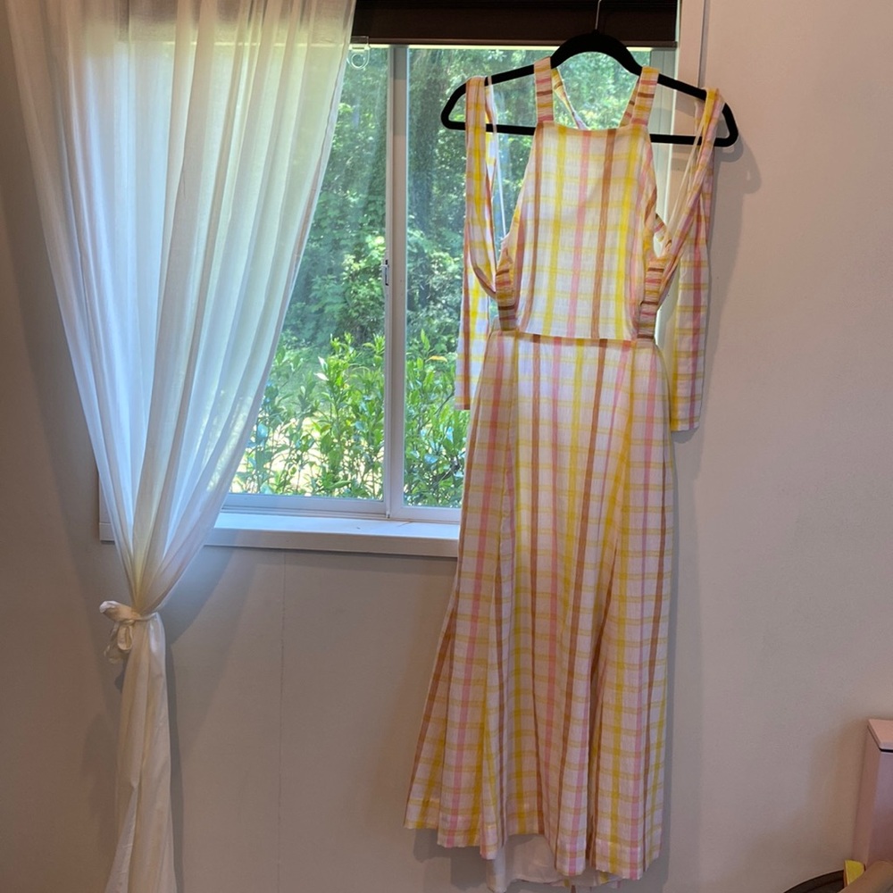 Beautiful Spring Dress - backless w/ pockets+ a feminine bow. Mable size Small
